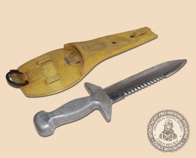 Potápěčský nůž „Pirát“, výroba Maďarsko cca polovina 70-tých let. Jedná se o 2. typ se zdrsněnou rukojetí. © HDS CZ