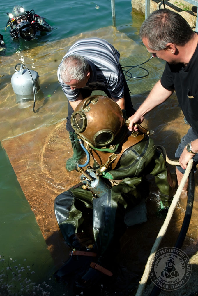 Spouštění potápěče ve skafandru do vody. © 2015 Dušan Šuráni, HDS CZ