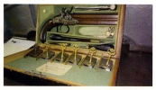 Repliky zámků k boxům spolu s restaurovanou pistolíp. Provity. Klíče používané do zámků nejsou zcela původní, ale více odpovídají napoleonskému období. © 2014 Franz Rothbrust, HDS DE