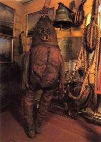 <br />„Starý džentlmen“ je nejstarší známý potápěčský oblek na světě