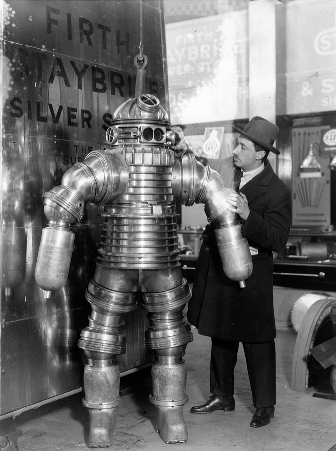 J. S. Peress with the diving suite. Foto: E. Bacon/Topical Press Agency/Hulton Archive/© 2006 Getty Images