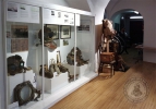 Expozice rozličných součástí a vybavení těžkých přilbových skafandrů, vlevo pak nejstarší přilba z přelomu 19. a 20. století. © 2018 HDS CZ