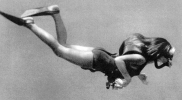 Lottie počas ponorov v Červenom mori v roku 1951 používala kyslíkový rebreather.  © archiv Dr. Hans Hass, http://www.hans-hass.de 