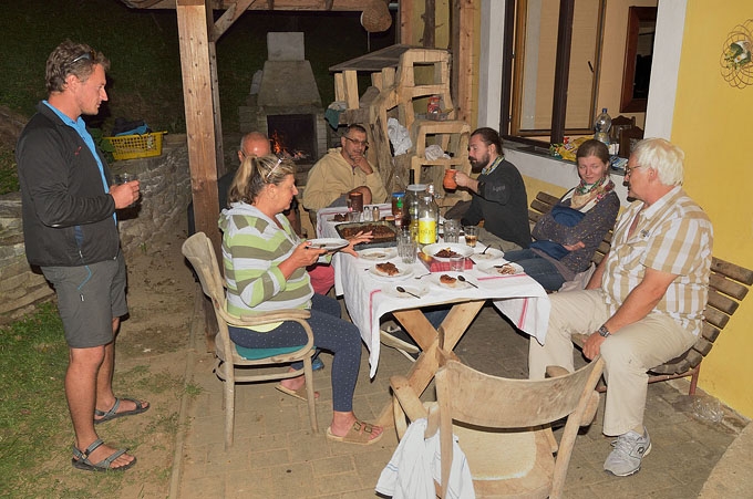 Obr. 4. Večerné posedenie u Hutkových. © 2016 M. Zverka, OSJM