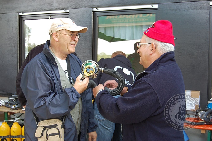 Olda Lukš v diskusi s Jeanem Grepinetem nad plicní automatikou Royal Mistral v NAVY provedení. © 2011 Jiří Trpík, HDS CZ