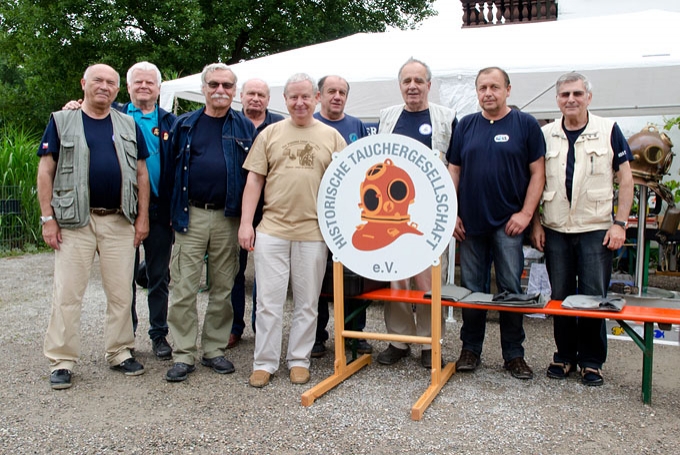 Spoločné foto u jezera Lingenfelder, zleva: Olda Lukš, Franz Rothbrust, Jarda Klepal, Wieslaw Wachowski, Jarda Knotek, Honza Matoušek, Franta Binder, Mirek Lukáš a Dušan Šuráni © 2016 David Dekker z Nizozemska