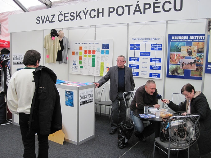 Stánek Svazu českých potápěčů, za pultem Zdeněk Skružný. Rozhovor pro Český rozhlas  poskytuje prezident SČP MUDr. Pavel Macura. Foto: © 2012 Jan Eisenmann