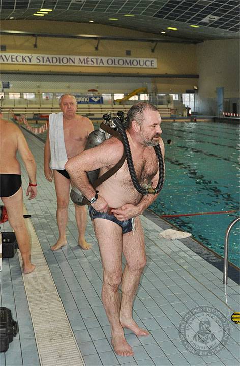 V popredí Emil zápeca pri skúške prístroja, za ním s uterákom Ivan Kratochvíl. 