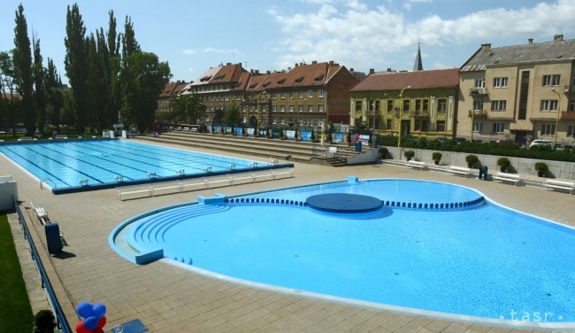 Všetky výhody zrekonštruovaného kúpaliska si budú Košičania užívať za nezmenené vstupné. Novinkou je tiež bezplatné pripojenie na internet. Foto: © TASR/František Iván, júl 2013<br />http://www.teraz.sk/regiony/mestske-kupalisko-kosice-otvorenie/51139-clanok.html?mostViewedArticlesInSectionTab=1