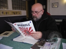 Milan Voja čte počas schůdze VV HDS CZ 11.2.2012  The Journal of Diving History.Foto: © 2012 HDS CZ, Radek Skramoušský 